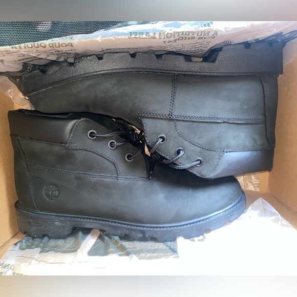 Timberland 3 Eye Chukka Black. Boys Grade school
US 6.5 - Picture 2 of 6